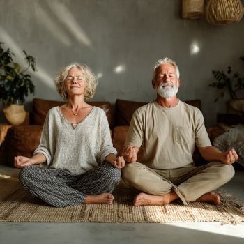 Група літніх людей на заняттях йогою